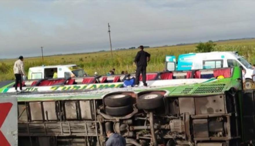 📰 Detuvieron al chofer del micro volcado en Ruta 2 que trasladaba a un contingente a un acto en Mar del Plata