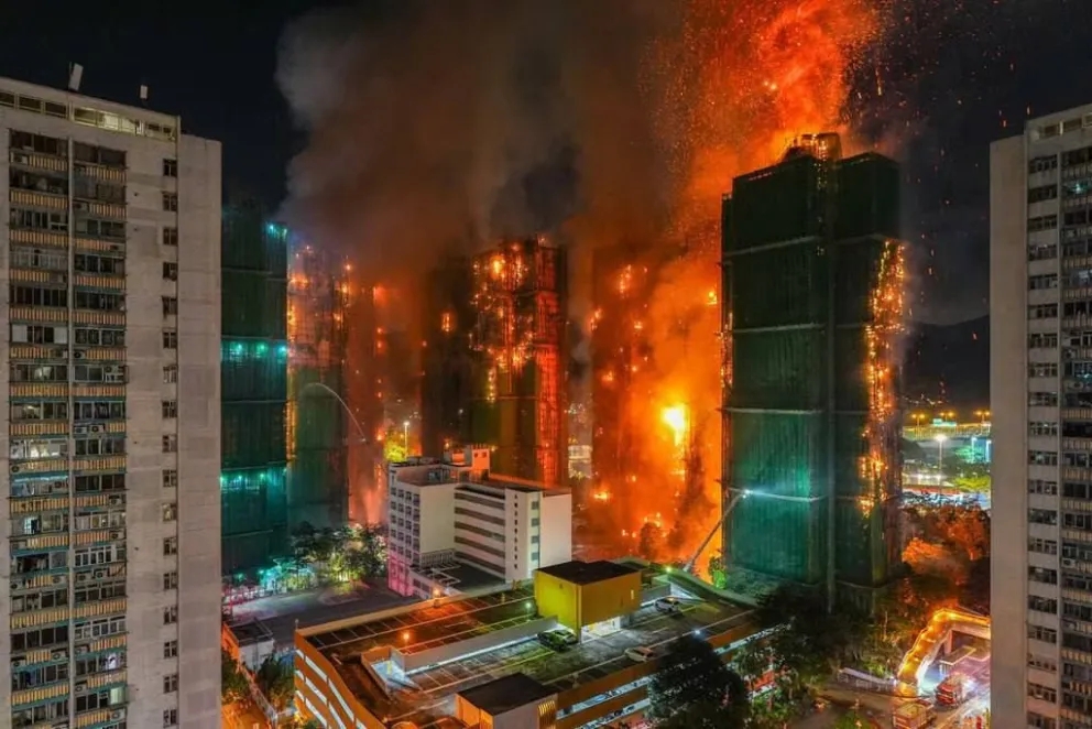 Tragedia en Hong Kong: un incendio en un complejo en renovación dejó al menos 44 muertos y cientos de desaparecidos