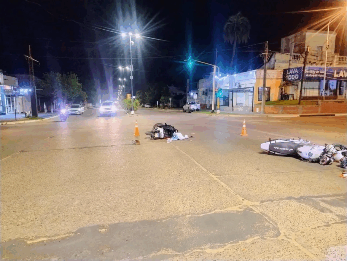 🚨 Choque entre dos motos en San Lorenzo y 25 de Mayo: cuatro heridos y una moto con pedido de secuestro