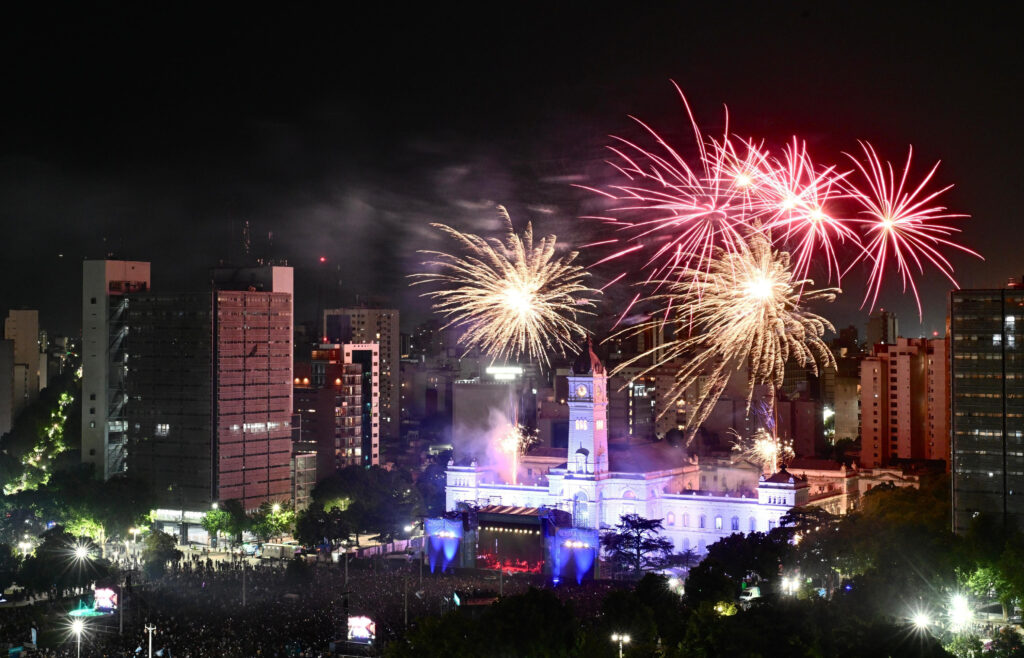 Más de 100 mil personas colmaron Plaza Moreno para festejar a lo grande los 143 años de La Plata