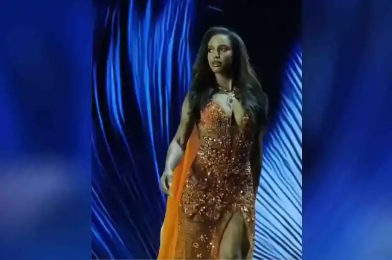 Miss Jamaica sufre caída en el escenario durante la gala preliminar de Miss Universo 2025