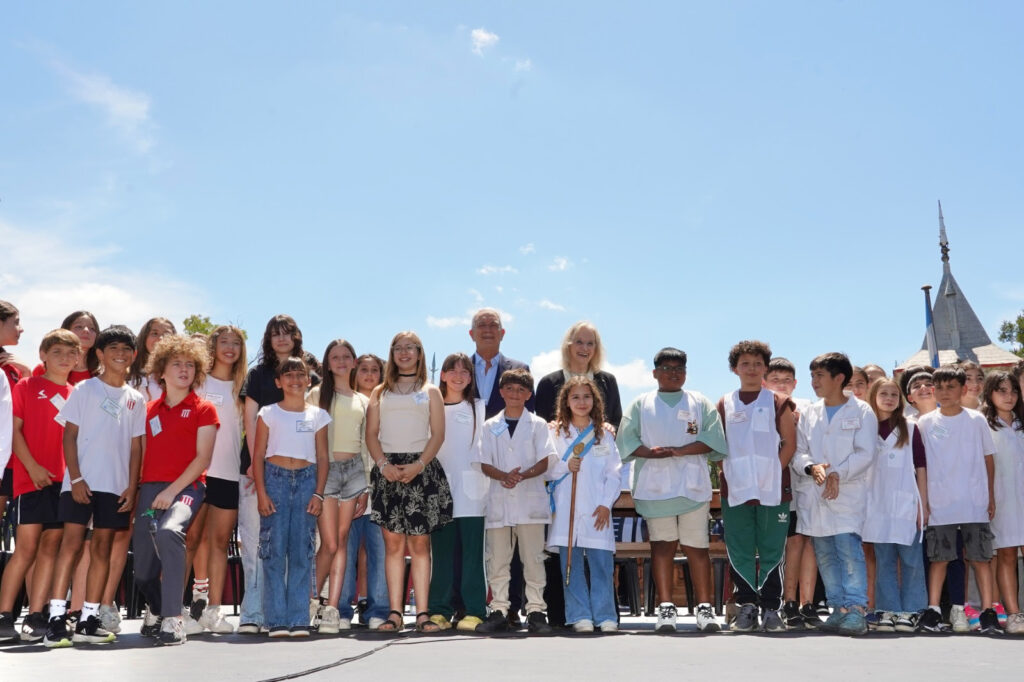 Alak encabezó el 74° aniversario de la ‘Repu’ y la asunción del nuevo Gobierno Infantil