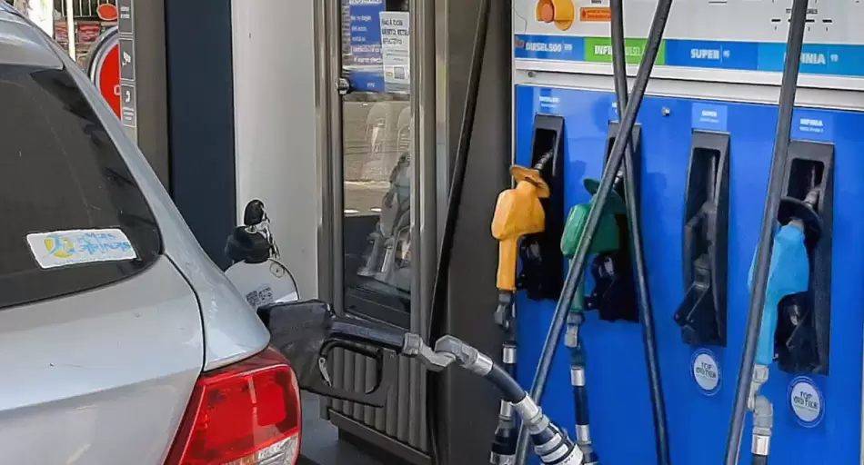 El Gobierno actualizó impuestos a los combustibles y anticipa nuevas subas en nafta y gasoil