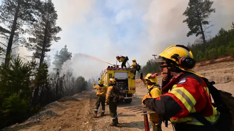 El Gobierno destina más de $100 mil millones para reforzar el trabajo de Bomberos Voluntarios en la Patagonia