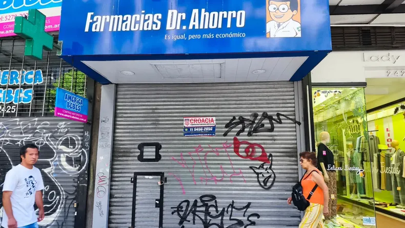 Despidos masivos en Farmacias Dr. Ahorro: 90 trabajadores en la calle y denuncias por millonarias deudas