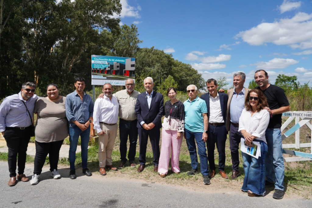 Alak y Batakis encabezaron el inicio de obras viales para acompañar la construcción de 66 viviendas en el barrio UOM