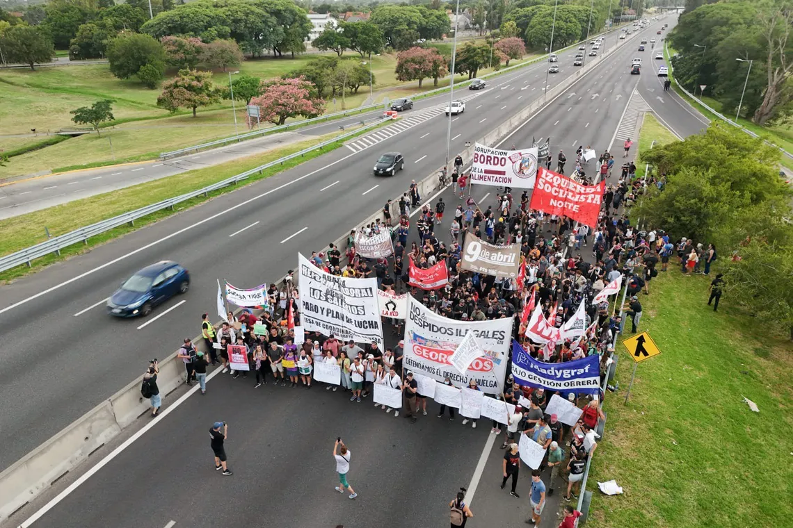 Manifestantes bloquean Panamericana en protesta por el cierre de Fate