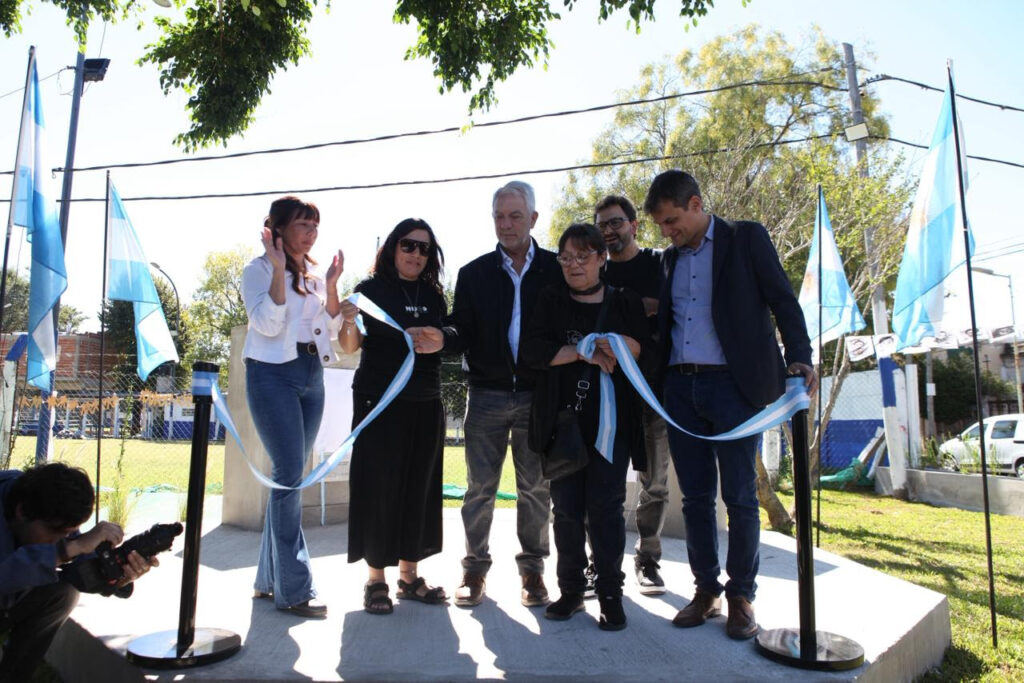 Alak encabezó la inauguración de la plazoleta Víctor Basterra en Tolosa