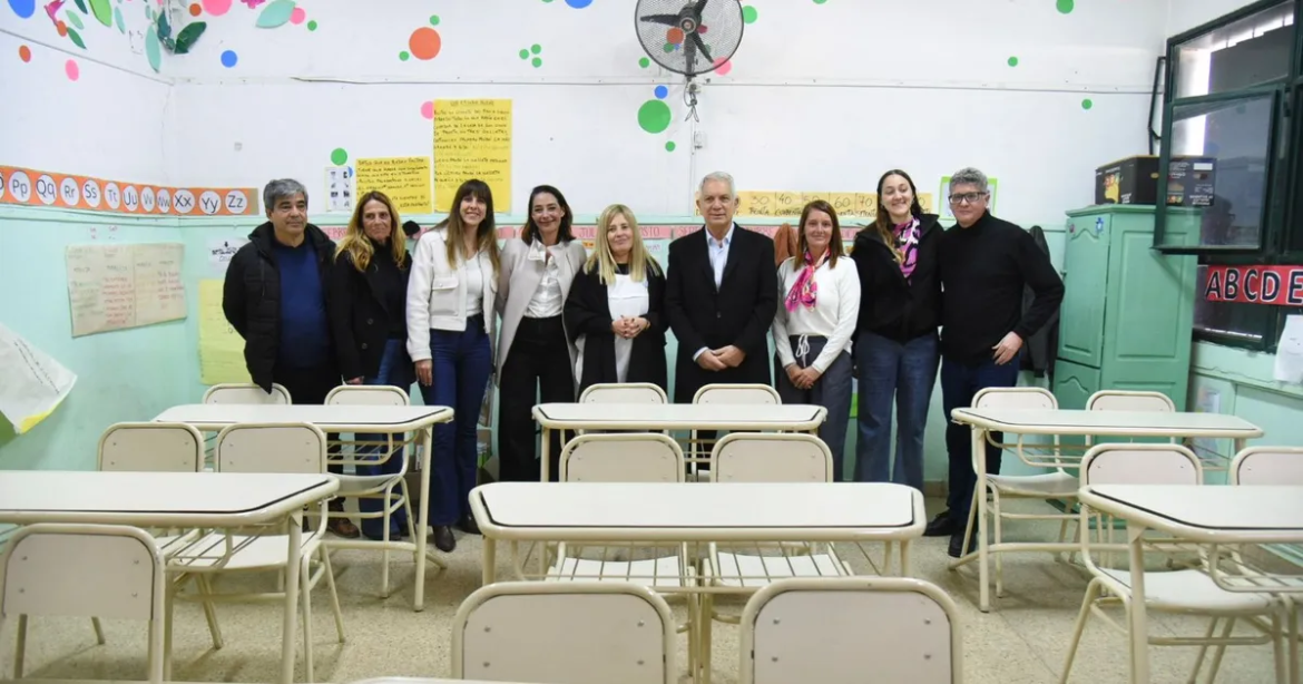 Alak entregó equipamiento a escuelas de La Plata para fortalecer los comedores escolares