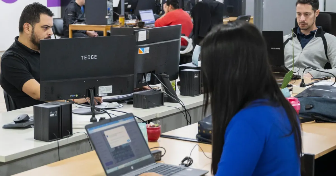 El Gobierno fijó nuevos topes salariales y definió aumentos para estatales nacionales