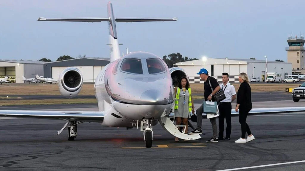 Vuelo privado de Adorni: una testigo denunció hostigamiento y la Justicia dictó medidas de protección