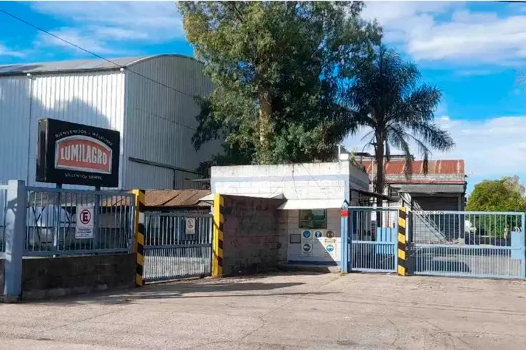 Histórica marca argentina cambia su modelo: Lumilagro deja de fabricar ampollas de vidrio tras más de 80 años