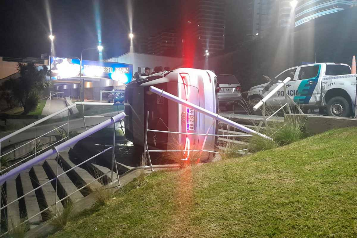 Impactante choque en Mar del Plata: un Audi volcó en las escalinatas del Paseo Victoria Ocampo