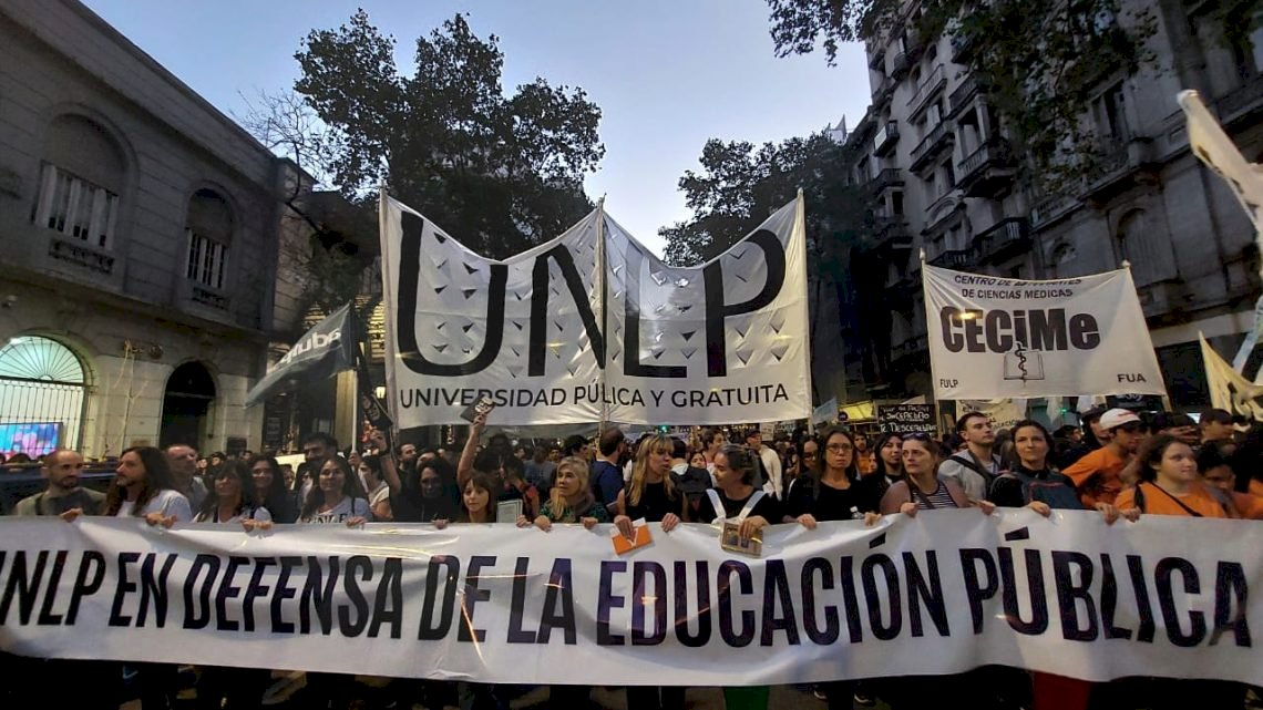 Conflicto universitario: docentes de la UNLP convocan a un paro de una semana y no descartan extender la medida
