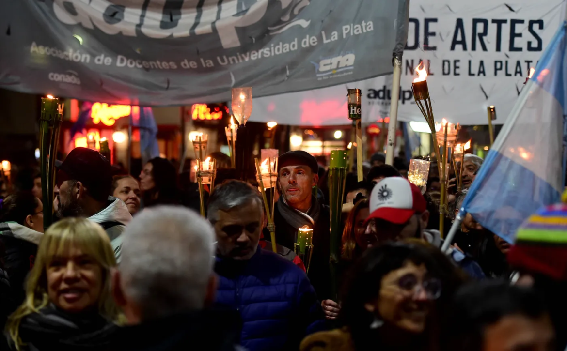 Conflicto universitario en alza: paro total en la UNLP y marcha de antorchas contra el ajuste