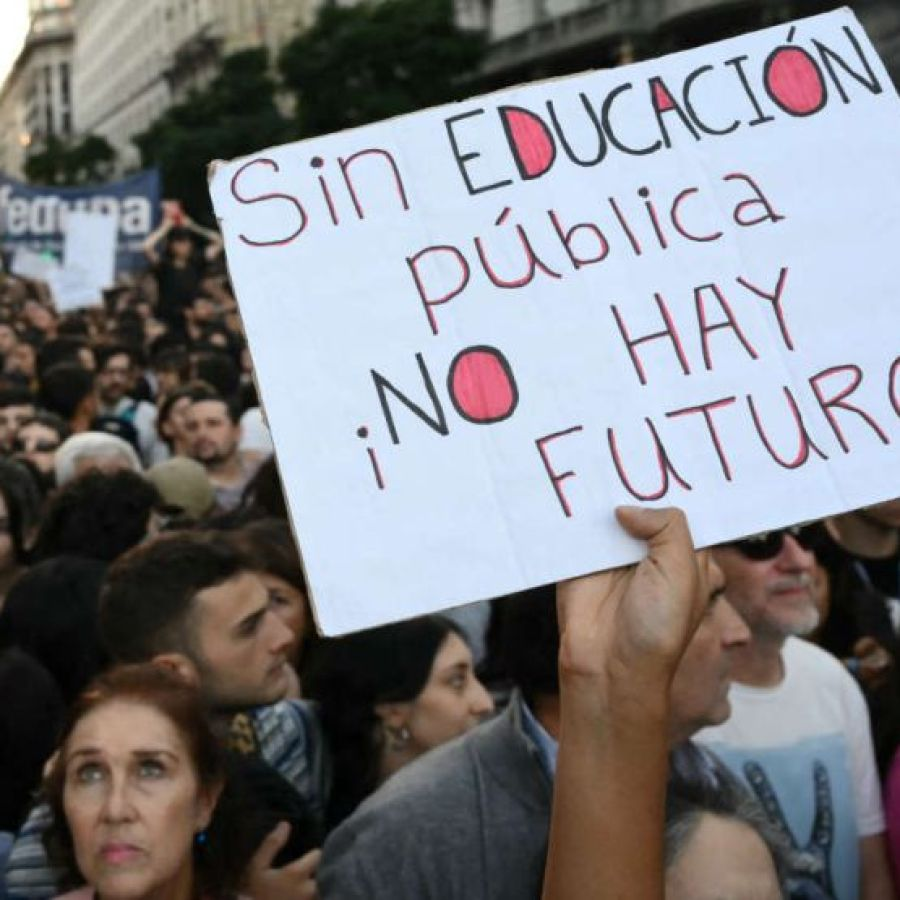 La universidad en pie de lucha: masiva marcha en La Plata reaviva el conflicto por el ajuste educativo