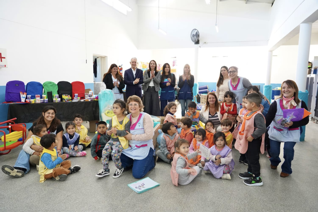 Alak encabezó una entrega de kits para fortalecer el aprendizaje integral desde la primera infancia