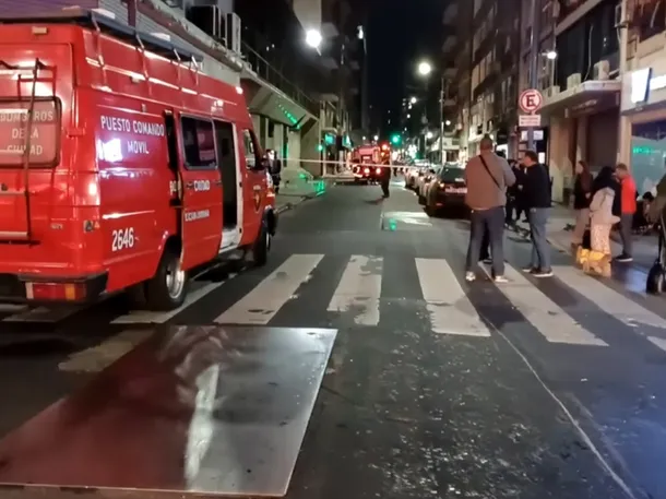 Incendio intencional en pleno centro porteño: evacuados, heridos y un detenido tras una discusión