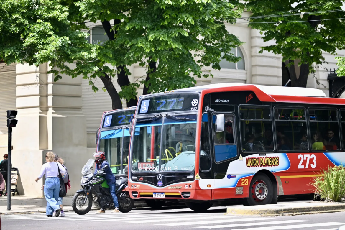 La Plata evalúa sanciones a empresas de transporte por recorte de frecuencias en medio del aumento del boleto