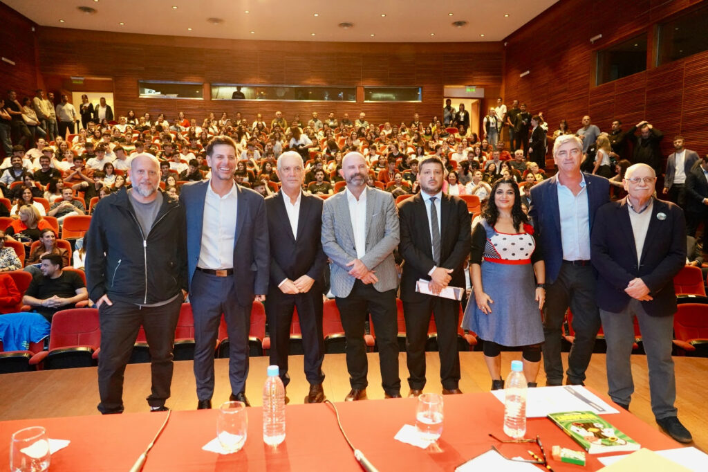 Alak encabezó la apertura de un ciclo sobre juego compulsivo y juventudes en el Teatro Argentino