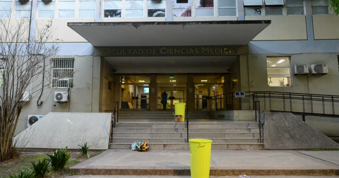 Estudiantes de Medicina de la UNLP reclaman por inscripciones desbordadas y falta de cupos
