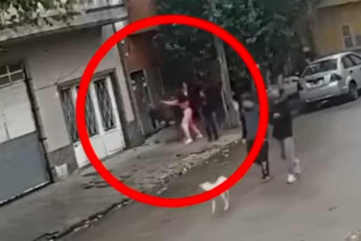 Violencia escolar extrema: una adolescente apuñaló a un compañero a la salida del colegio