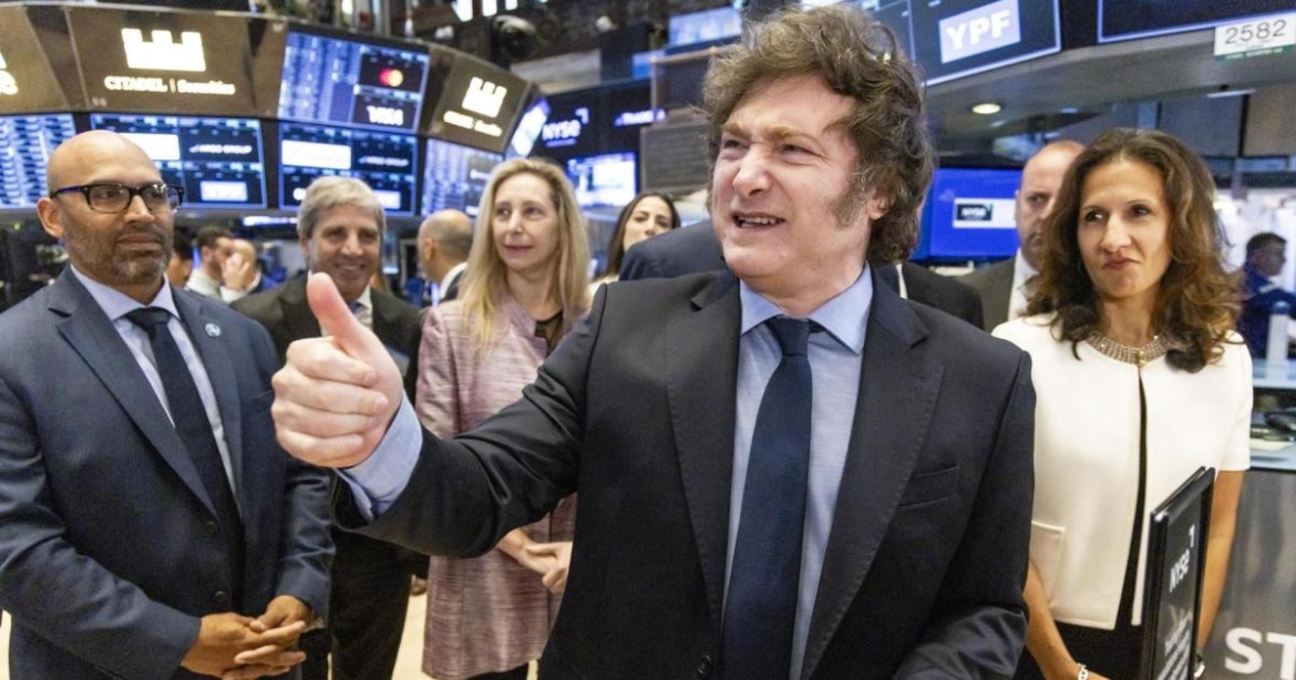 Milei viaja a EE.UU. en busca de inversiones y protagonismo global mientras reabre la sala de prensa