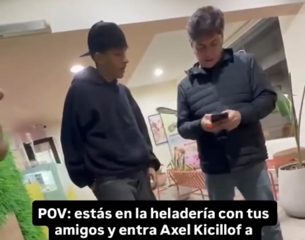 Kicillof sorprendió en una heladería: compró figuritas del Mundial con Cuenta DNI y se volvió viral