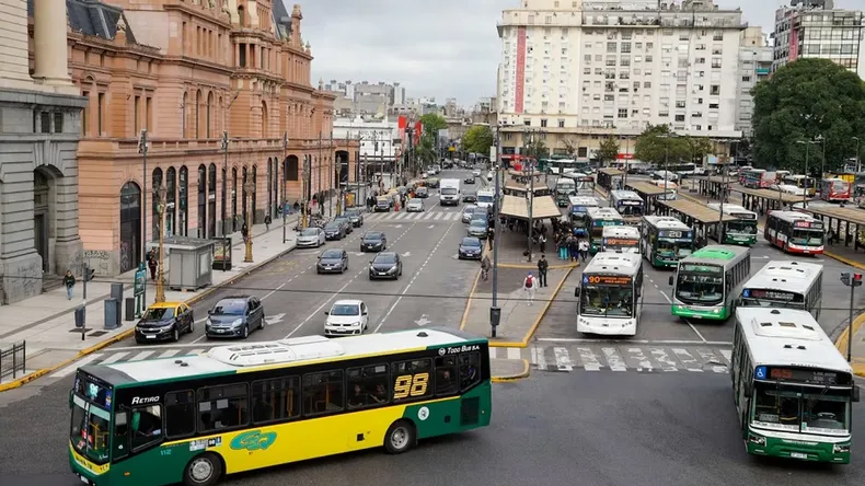 Transporte por las nubes: el boleto de colectivo aumentó hasta cinco veces más que la inflación desde la llegada de Milei