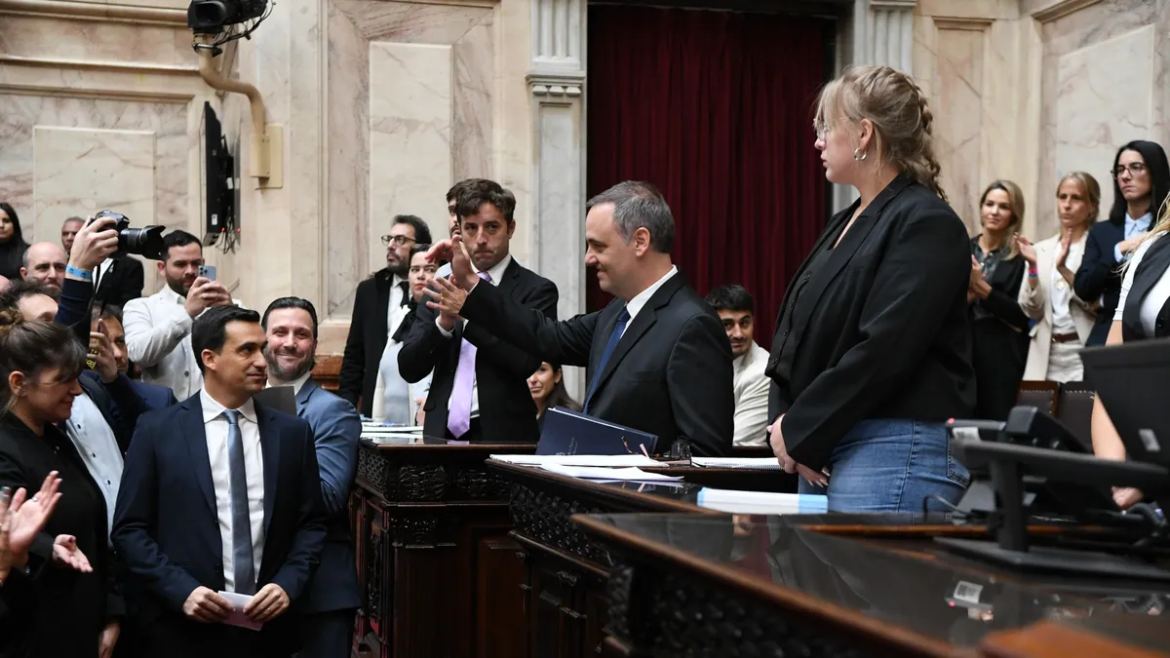 Adorni retomó las conferencias, evitó responder sobre su patrimonio y fue cuestionado por la custodia  para su familia