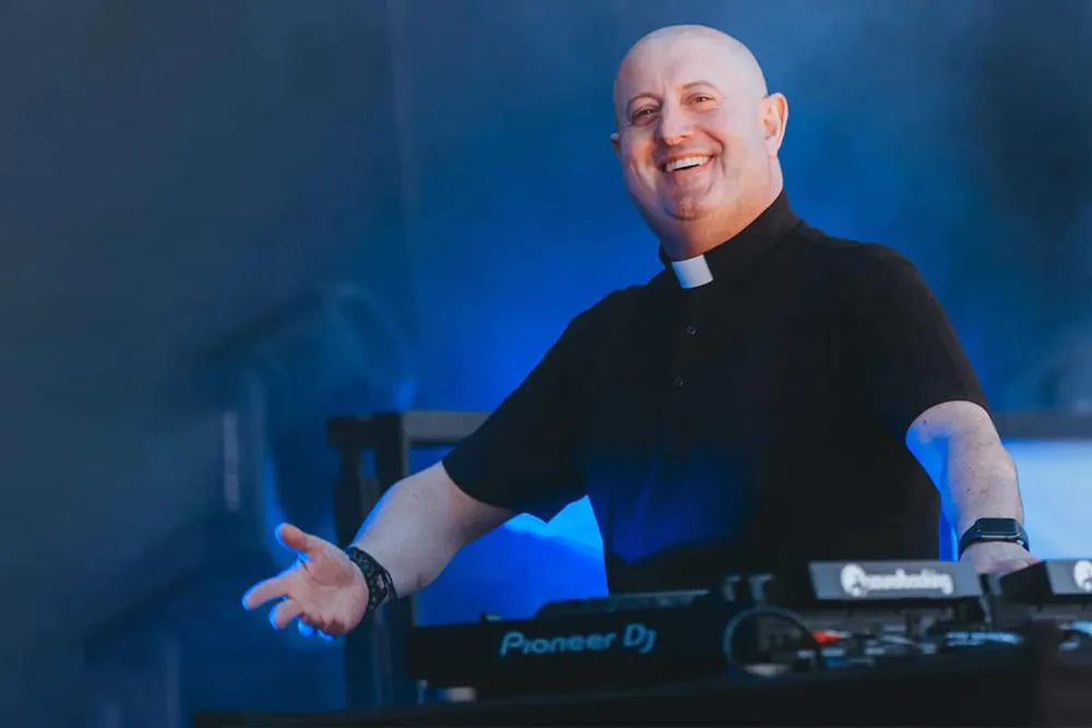 El Arzobispado de Mendoza respaldó el show del “Cura DJ” y aclaró que no manejará fondos