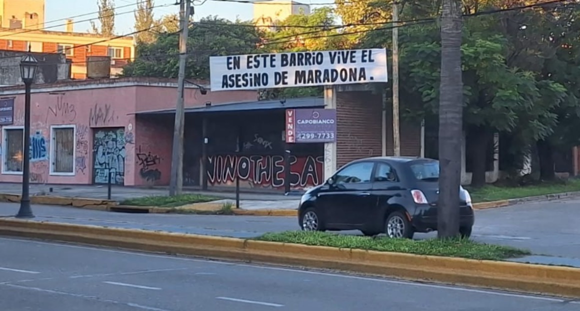 Colgaron un pasacalle contra Leopoldo Luque en Adrogué: “En este barrio vive el asesino de Maradona”
