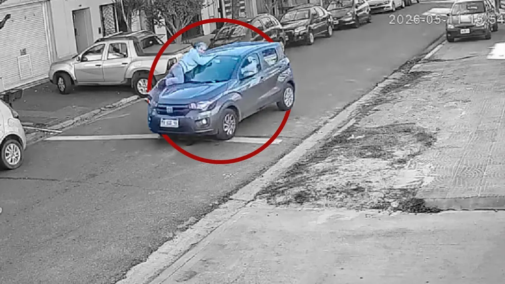La Matanza: una mujer intentó evitar el robo de su auto y fue arrastrada 50 metros por delincuentes