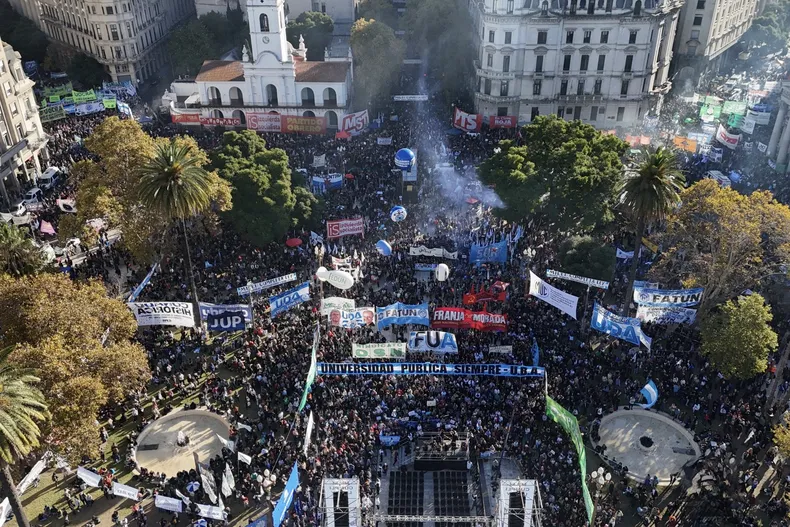 La cuarta Marcha Federal Universitaria expuso el desgaste del Gobierno y volvió a llenar las calles en defensa de la educación pública