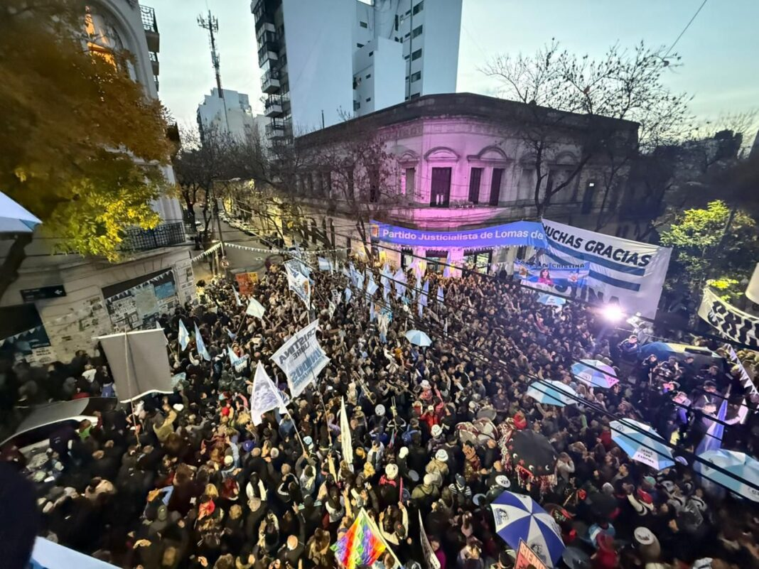 Masiva movilización de Lomas de Zamora en apoyo a Cristina Kirchner frente a su casa en Constitución