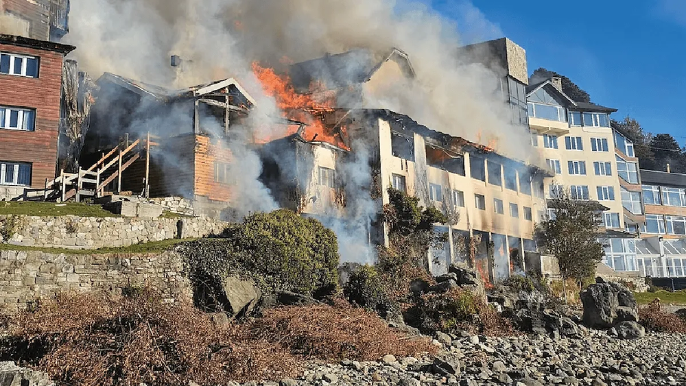 Dramático incendio en un histórico hotel de Bariloche: evacuaron a huéspedes y trabajan para determinar cómo comenzó el fuego