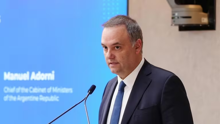 Adorni se defiende en medio de la investigación y denuncia una “carnicería mediática”