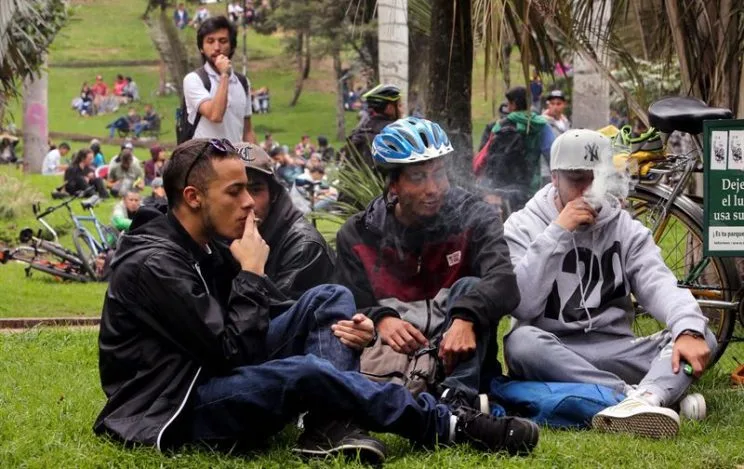 POLÉMICA EN LA PROVINCIA: IMPULSAN PROHIBIR FUMAR Y VAPEAR EN PLAZAS, PARQUES Y CICLOVÍAS BONAERENSES