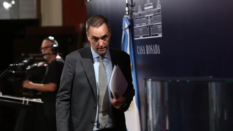 Adorni promete presentar su declaración jurada antes del Mundial y busca cerrar un frente incómodo para el Gobierno