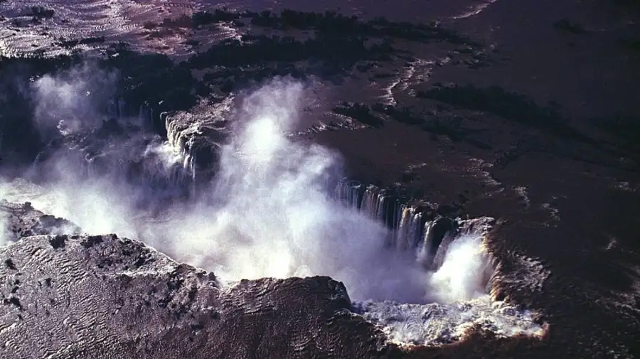 Crecida histórica en las Cataratas del Iguazú: sigue el alerta por tormentas tras la muerte de un turista