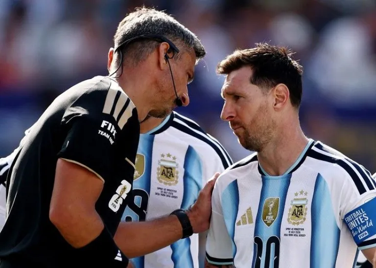 El árbitro de la final del Mundial reveló cómo fue su charla con Messi y defendió su actuación