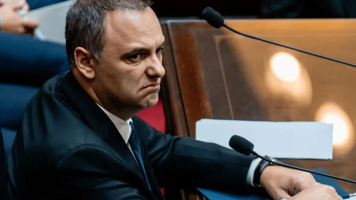 La Justicia le prohibió salir del país a Manuel Adorni mientras avanza la investigación por presunto enriquecimiento ilícito