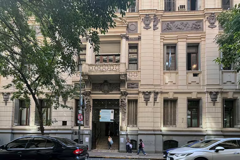 Investigan un presunto caso de violencia digital en colegios de la UBA por imágenes creadas con inteligencia artificial