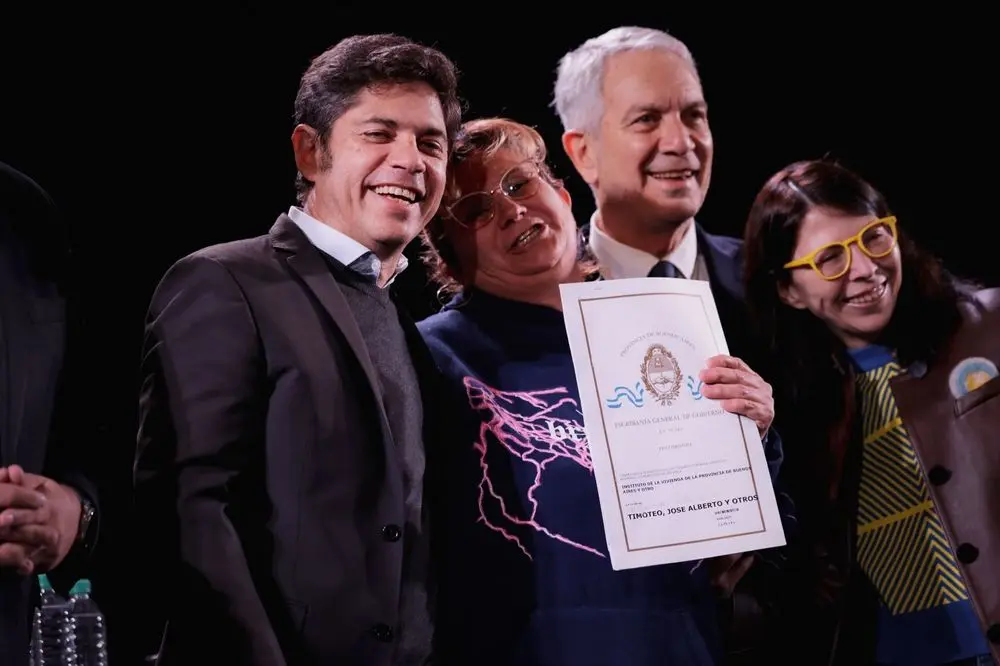Alak y Kicillof entregaron más de 400 escrituras gratuitas a familias de La Plata