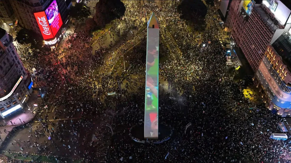 Miles de argentinos coparon el Obelisco para agradecer a la Selección tras la final del Mundial: emoción, banderas y un reconocimiento histórico