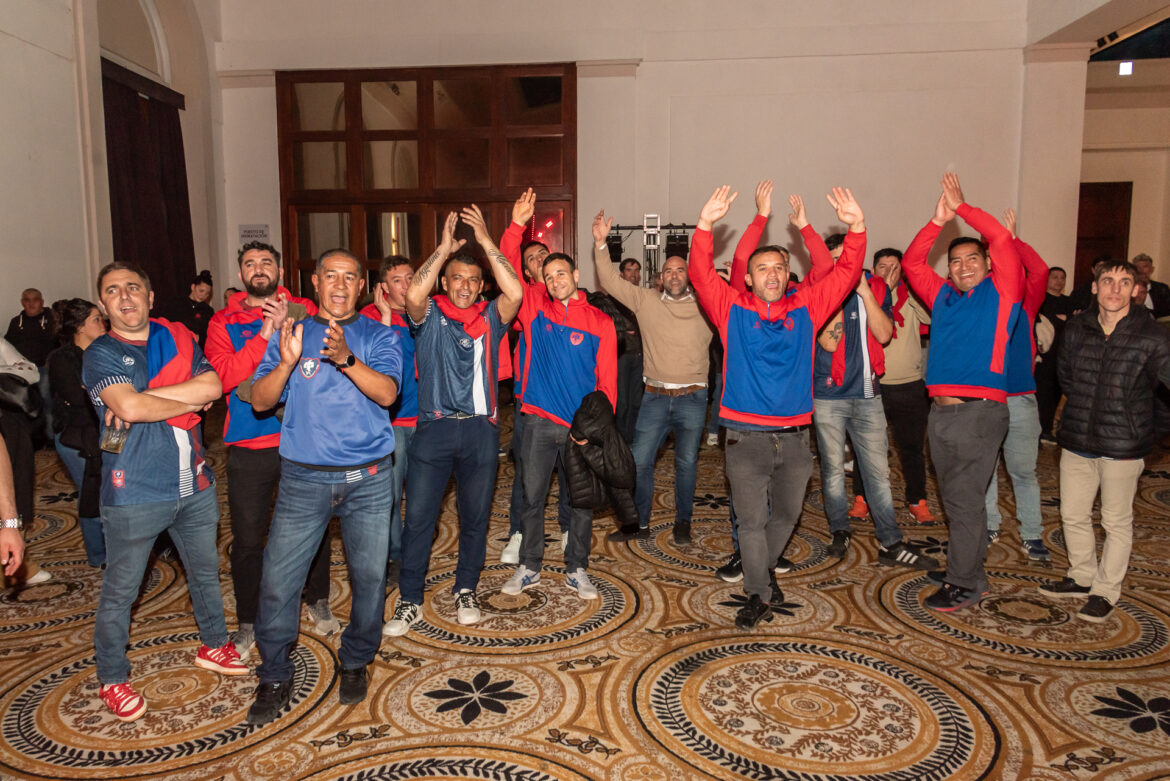 Mar del Plata recibió al fútbol senior con una gala inaugural que reunió a 20 equipos