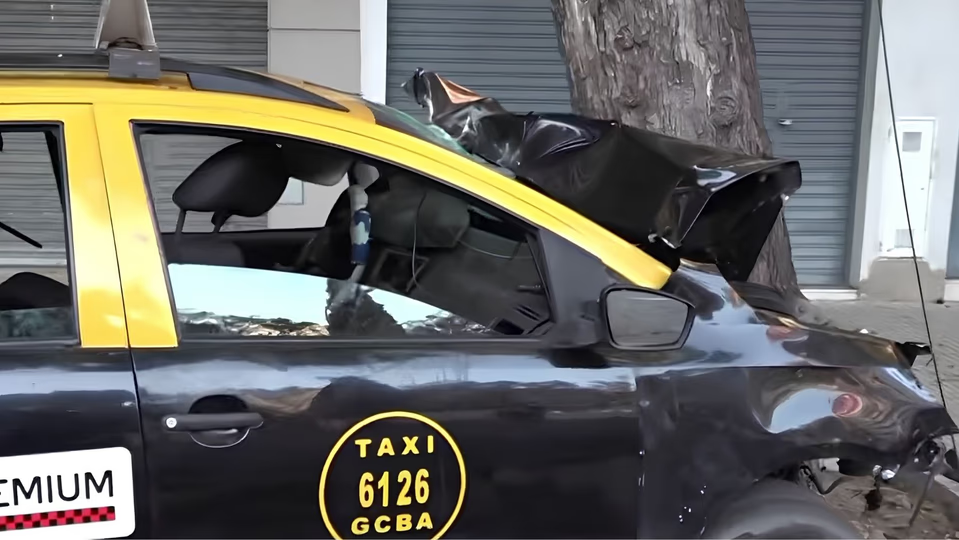 Belgrano: un taxi terminó contra un árbol y el conductor fue hospitalizado