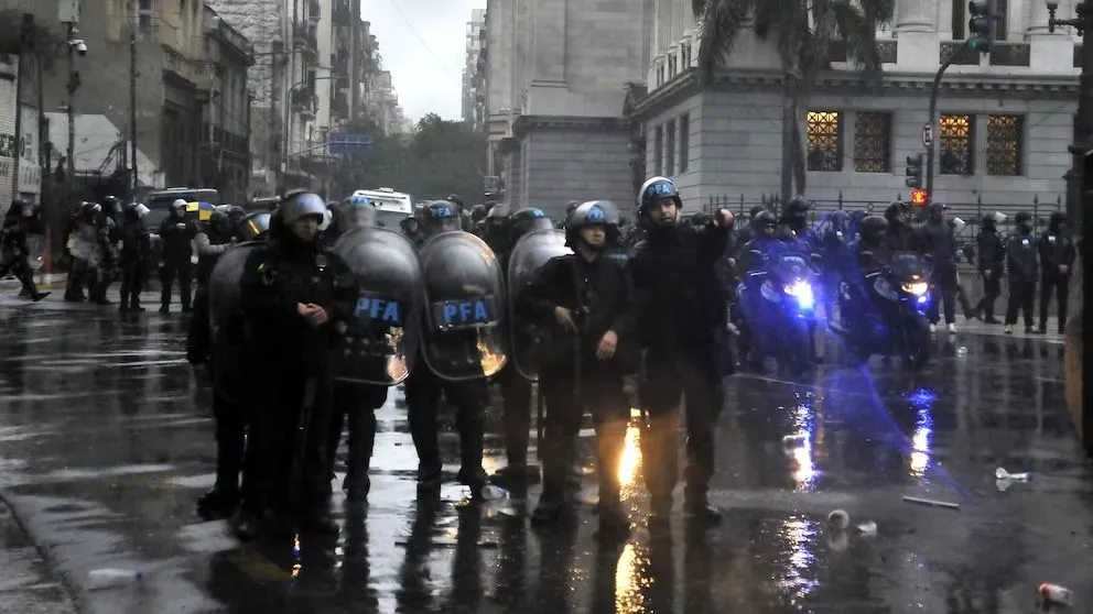 Incidentes en el Congreso: al menos 10 detenidos y tres policías heridos durante la protesta