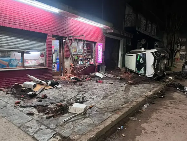 Tragedia en Mar del Plata: un hombre murió tras ser atropellado por una camioneta que terminó dentro de un almacén