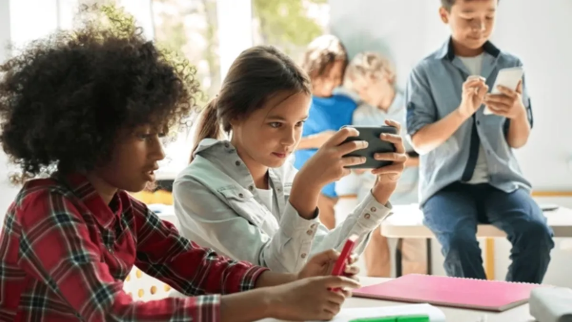 Pantallas, aprendizaje y escuela: la preocupación por los hábitos digitales que atraviesan a los chicos